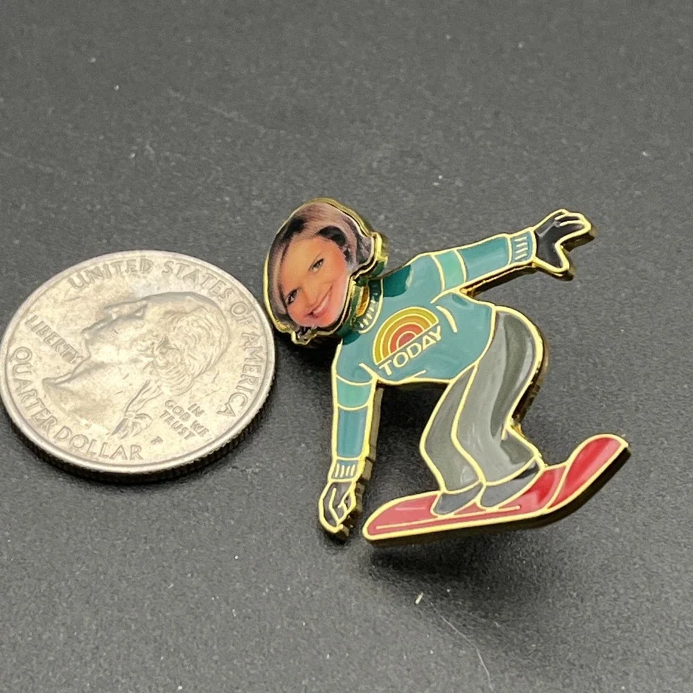 Katie Couric Today Show Olympics Snowboarding Bobbing Head Lapel Hat Pin‎ RARE
